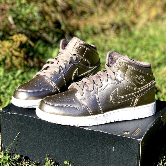 SALE NWT Nike Air Jordan 1 Mid SE GS Metallic - Picture 3 of 8
